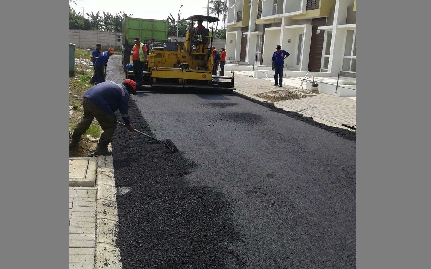 Pekerjaan Pengaspalan Jalan Cluster Fresco Citra Raya