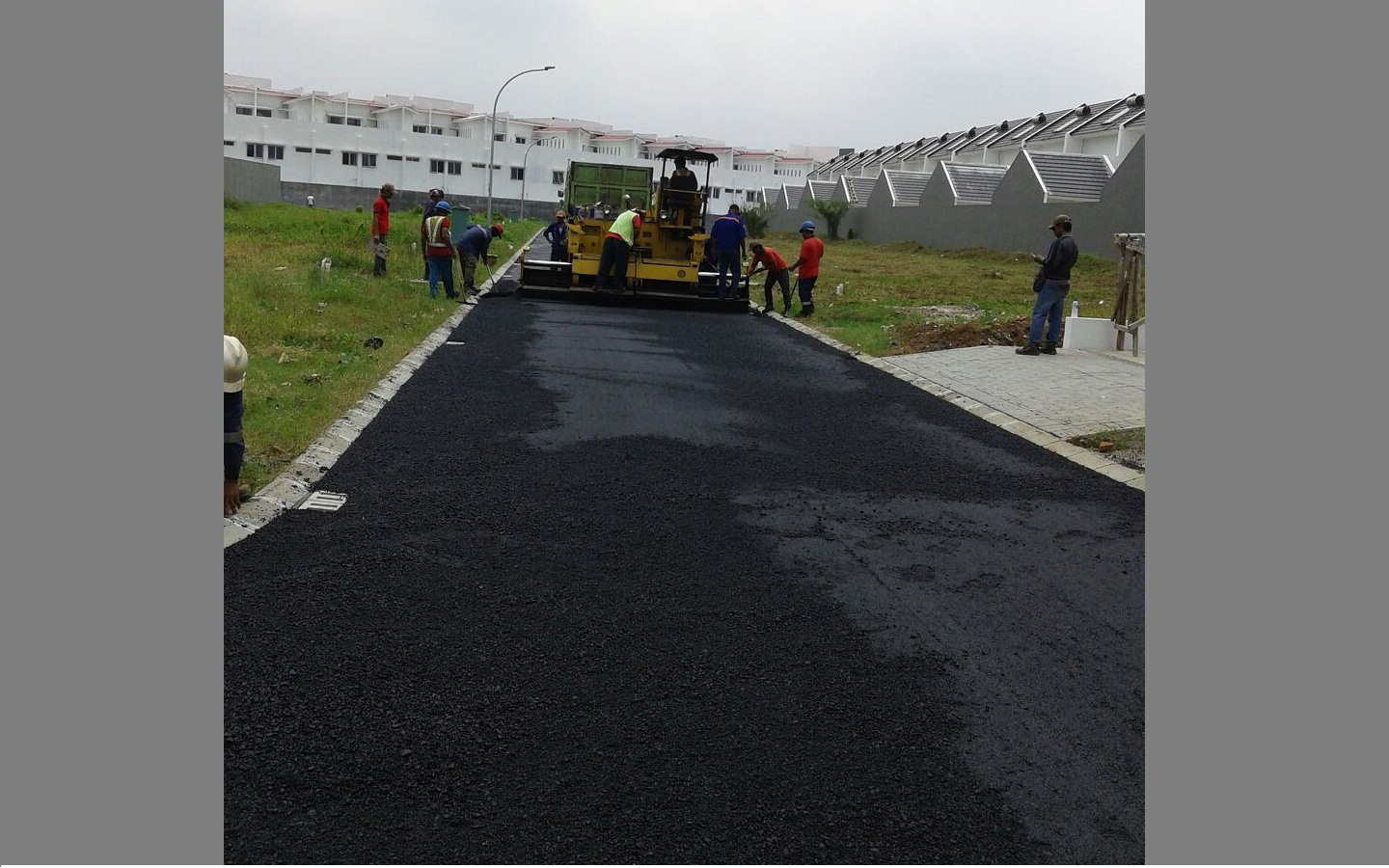 Pekerjaan Pengaspalan Jalan Cluster Fresco Citra Raya