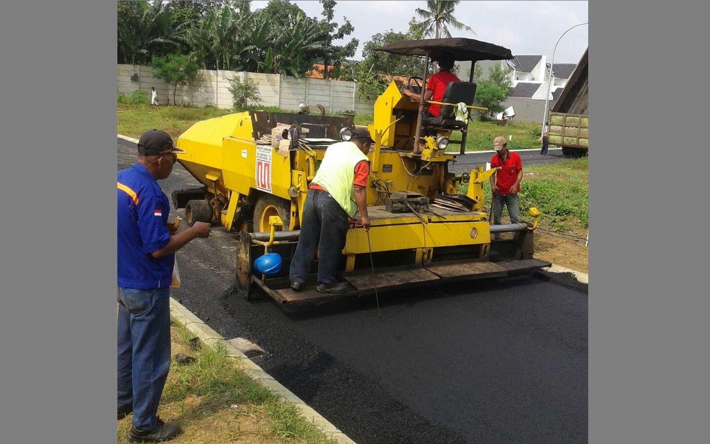 Pekerjaan Pengaspalan Jalan Cluster Fresco Citra Raya