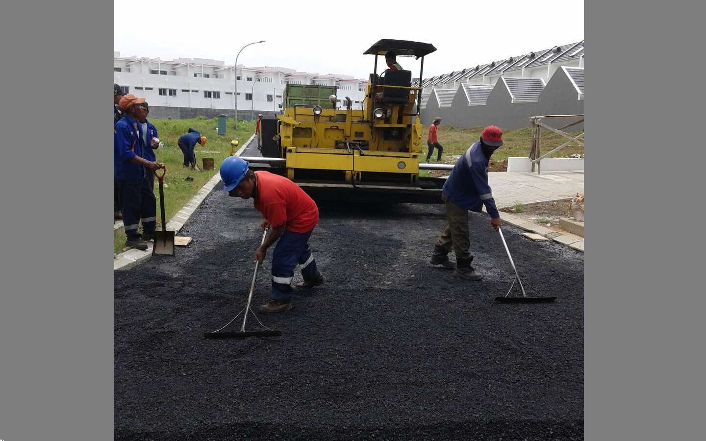Pekerjaan Pengaspalan Jalan Cluster Fresco Citra Raya