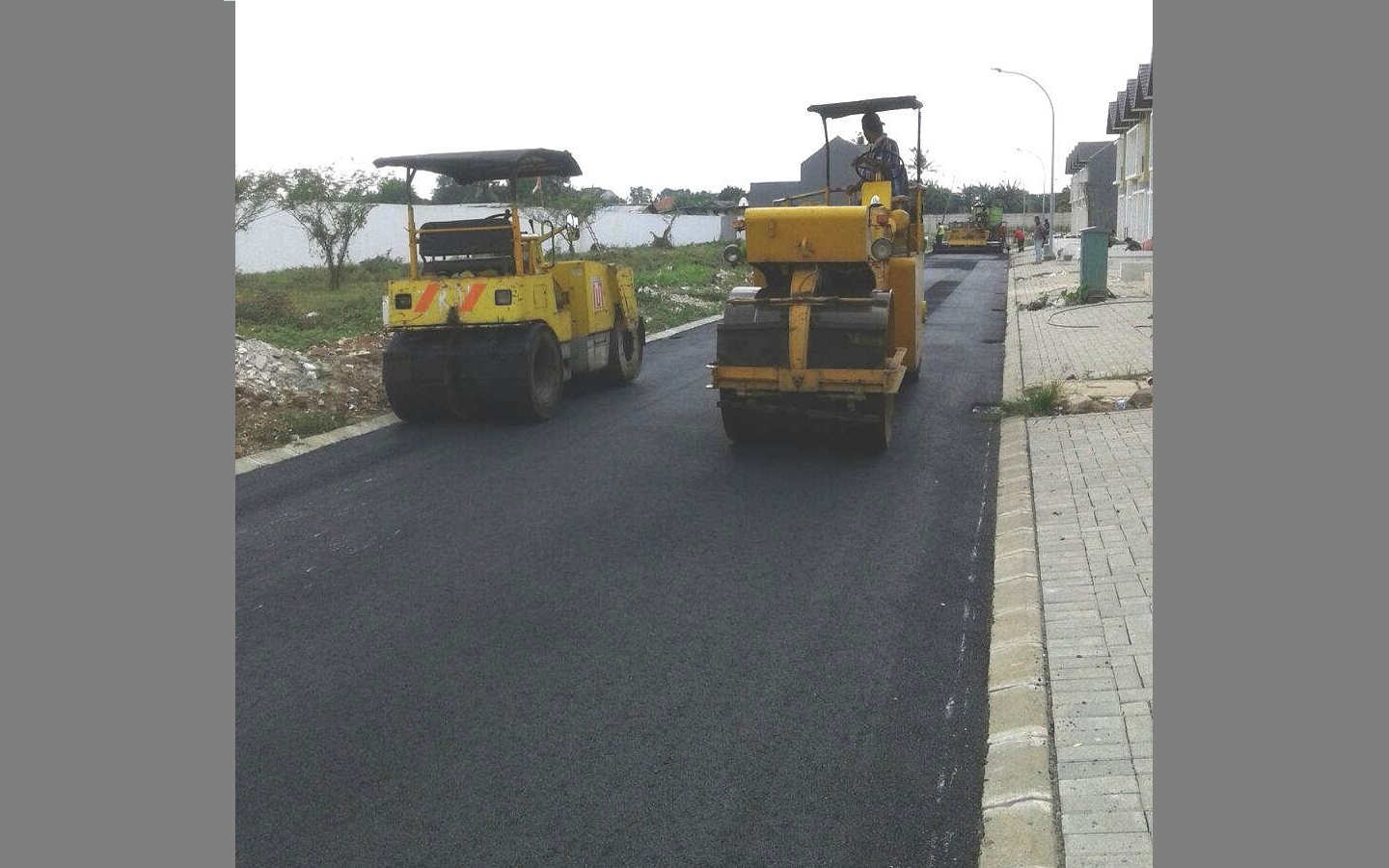 Pekerjaan Pengaspalan Jalan Cluster Fresco Citra Raya